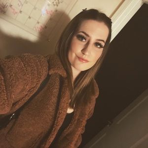 Meet your Posher, Hallie